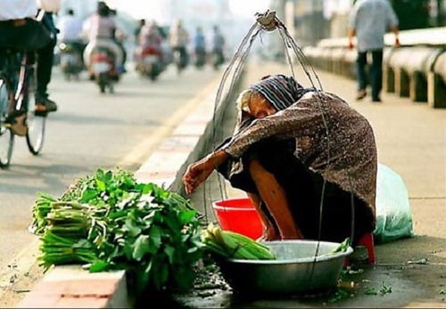 bacubanrau-1817 Người già phải ra đường bươn chải kiếm sống. Ảnh: Internet