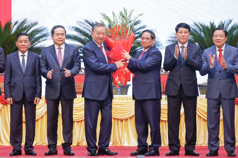 img7750-17226556803231671937965-1624 Các đồng chí lãnh đạo chúc mừng Tổng Bí thư, Chủ tịch nước Tô Lâm. Ảnh: VGP